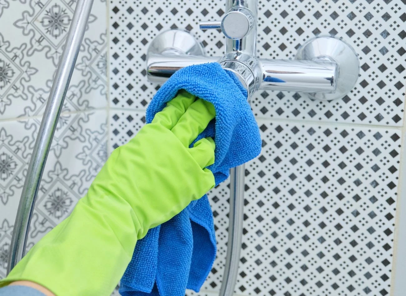 Pastą na bazie soku z cytrynu można wyczyścić zacieki na armaturze.