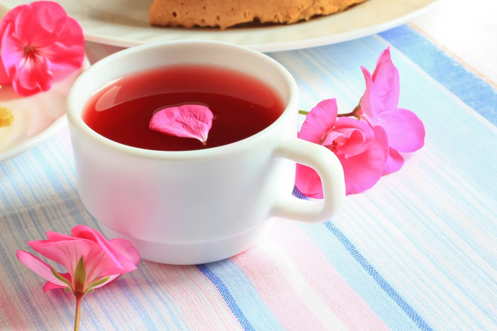 Chcesz, żeby skóra wyglądała na wypoczętą i pełną życia? Zacznij dzień od filiżanki herbaty z dzikiej róży Chcesz, żeby skóra wyglądała na wypoczętą i pełną życia? Zacznij dzień od filiżanki herbaty z dzikiej róży