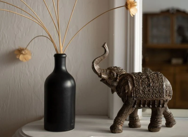 Słoń z uniesioną trąbą ma chronić domowników przed pechem i niepowodzeniem