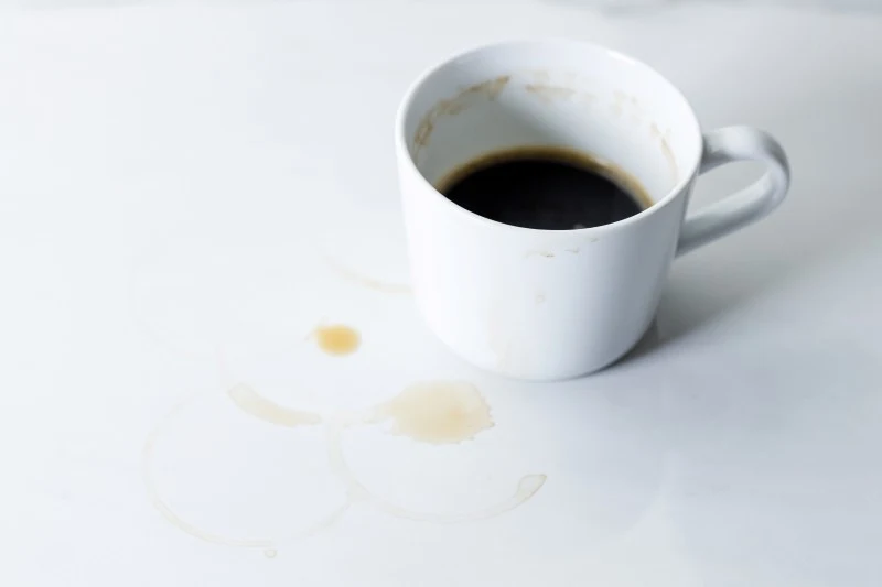 Plamy po kawie i herbacie są jednymi z najbardziej uporczywych i trudnych do usunięcia