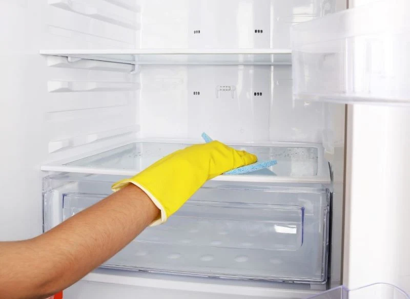 Myj lodówkę w rękawiczkach, dzięki temu lepiej ochronisz skórę przy kontakcie nawet z domowymi detergentami, jak ocet czy soda