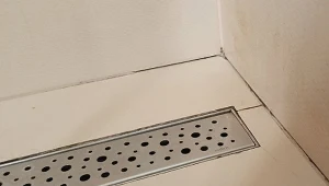 Pleśń na fugach w łazience pojawia się często. Wiem, jak ją usunąć - płytki i zabrudzone przestrzenie pomiędzy nimi znów będą błyszczeć, jak po położeniu./deccoria.pl