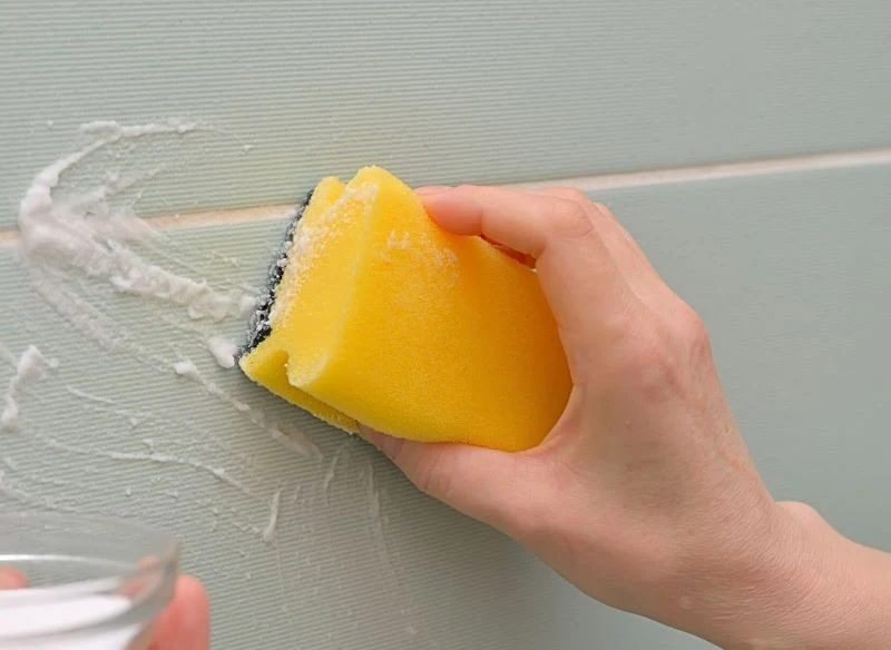 Pasta z sody i dwóch dodatkowych składników doskonale poradzi sobie z zabrudzeniami na fugach