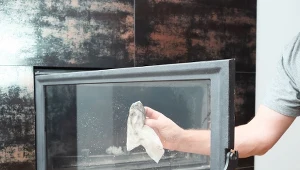 Szyba kominkowa będzie czysta i lśniąca. Wypróbuj genialny sposób.