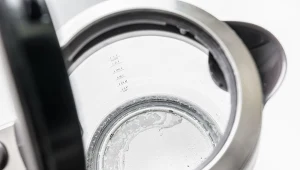 Kamień i osad  to częsty problem zarówno czajników elektrycznych, jak i tradycyjnych.