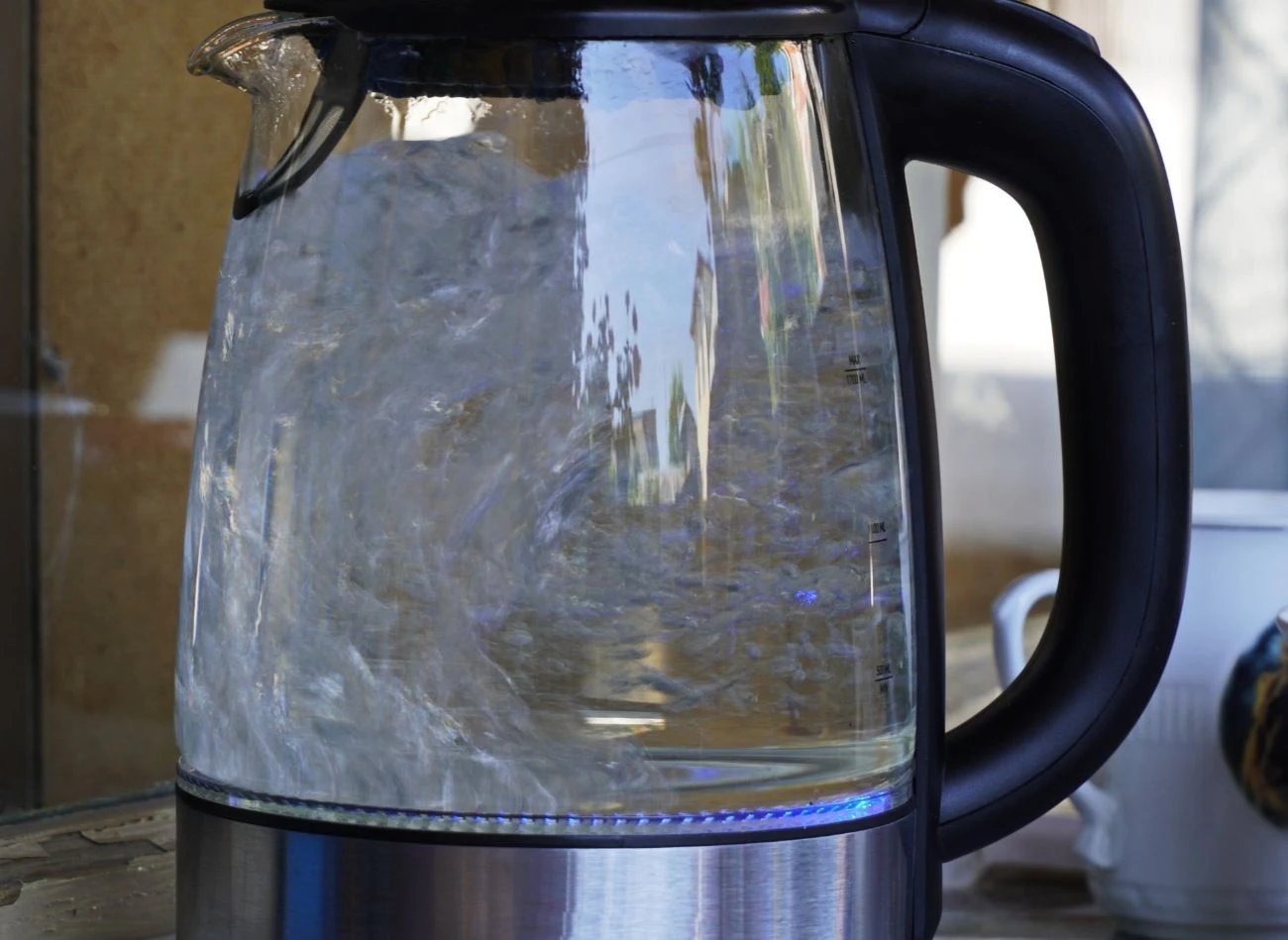 Aby skutecznie poradzić sobie z kamieniem w czajniku, wystarczy zastosować sprawdzone domowe środki. Fot. droid5