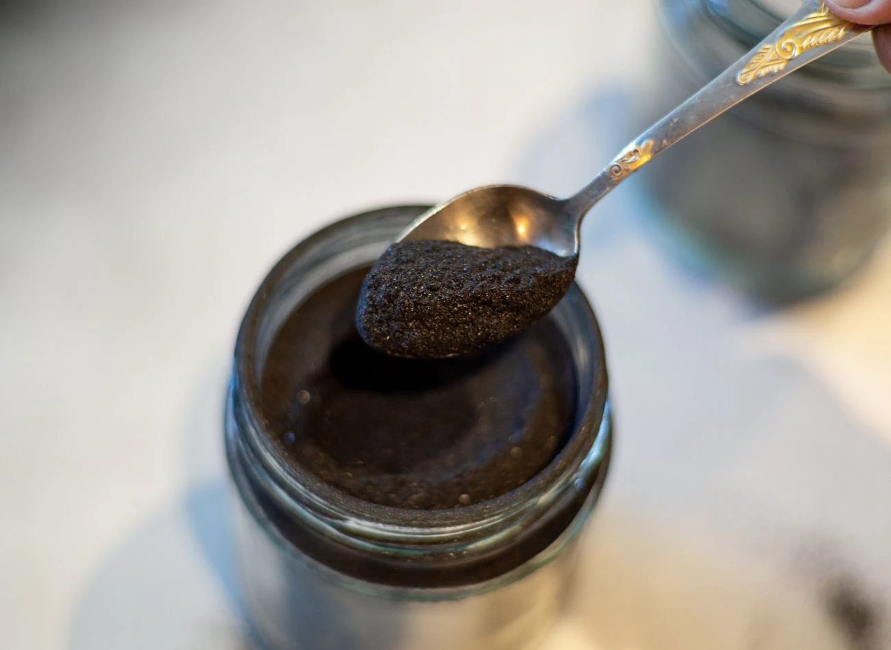 Węgiel aktywny wytwarzany z naturalnych surowców organicznych, np. torfu, drewna czy węgla kopalnego.