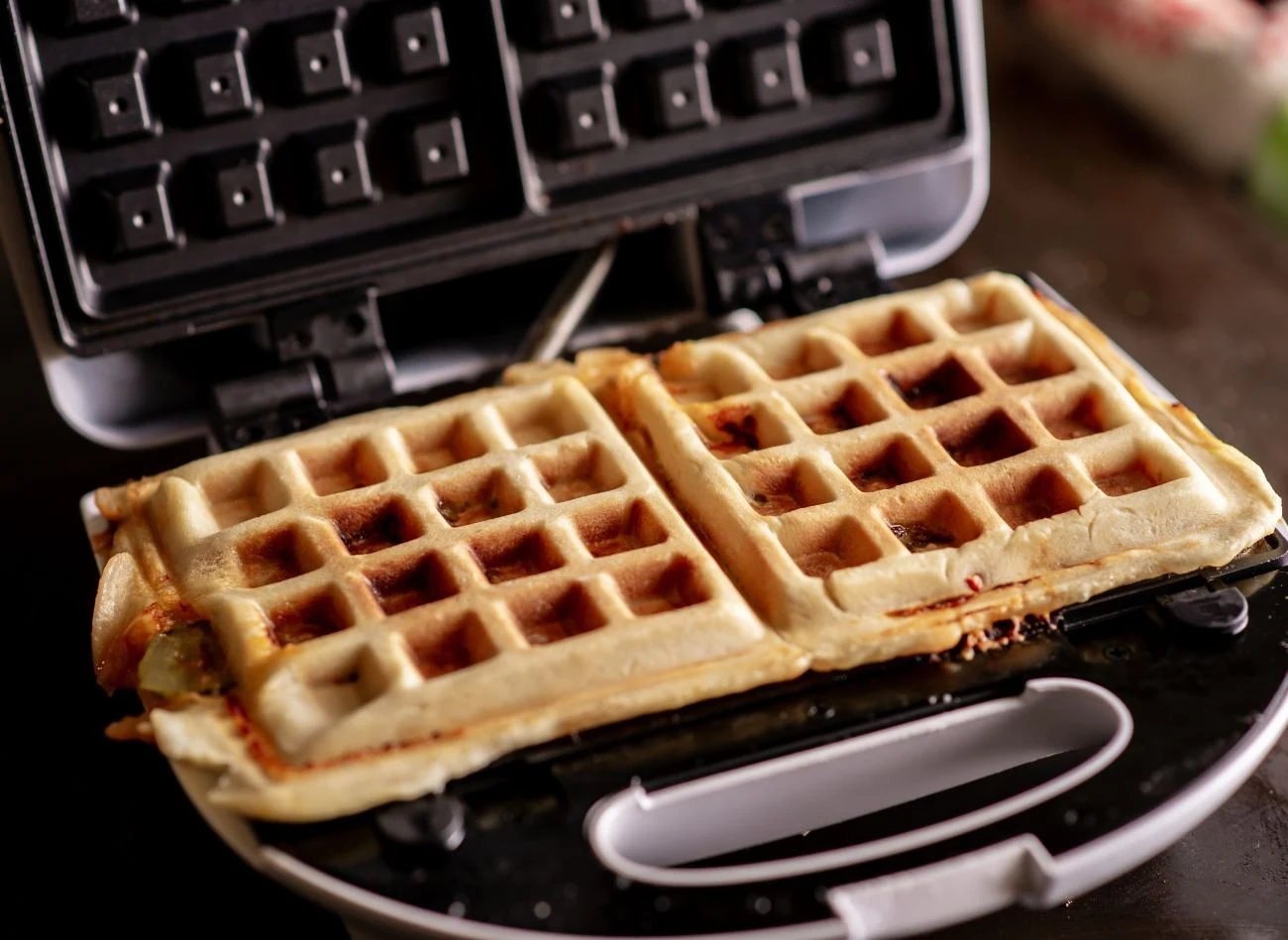 Przypalonych resztek na gofrownicy nigdy nie próbuj usuwać nożem czy drucianką.