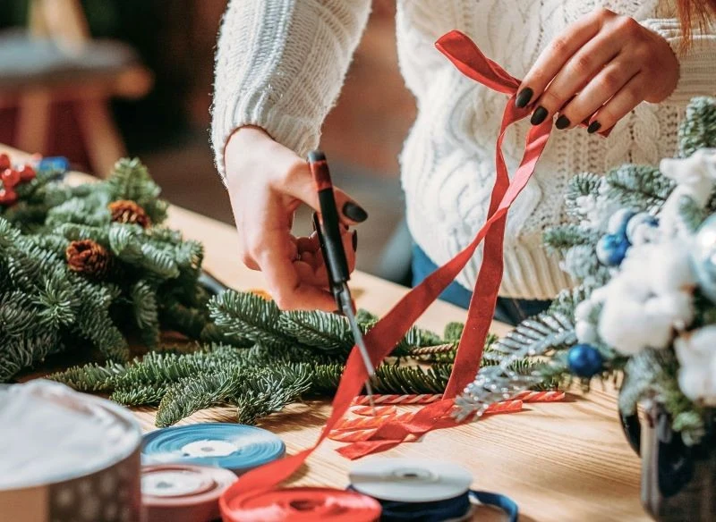 Szykowanie dekoracji w domu to świetny sposób na kreatywne spojrzenie na motyw świąt, odejście od utartych schematów i wprowadzenie do domu własnyc...