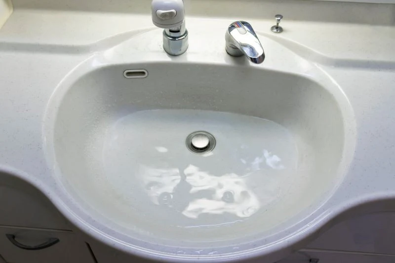 Istnieją enzymatyczne preparaty do udrożniania rur, które możemy wykorzystać w kuchni lub łazience