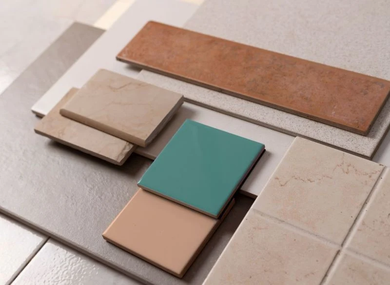 Stare płytki można pomalować specjalnymi farbami – równo nałożone wyglądają, jakby tak zostały wyprodukowane