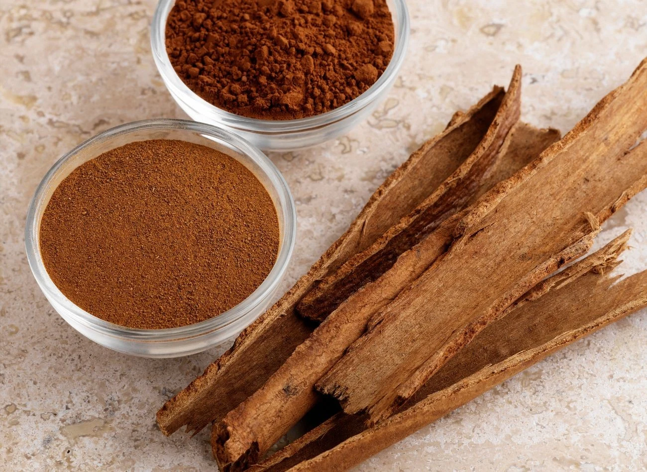 Z cynamonu można zrobić odkażający płyn do płukania ust, a także pochłaniacz nieprzyjemnych zapachów w domu.