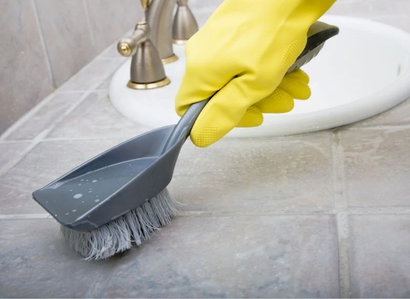 Dokładne czyszczenie płytek to pierwszy etap przygotować do malowania