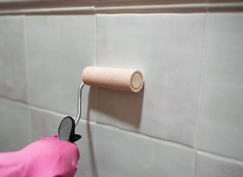 Zanim rozpoczniesz malowanie płytek, dokładnie je zagruntuj podobnie, jak robisz to przy malowaniu ściany tyle tylko, że zabieg ten należy wykonać ...