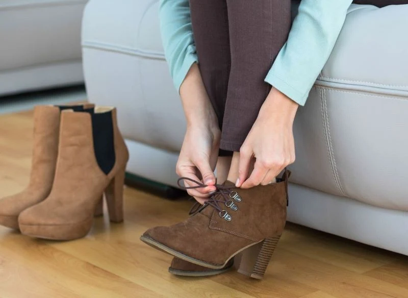 Zamszowe obuwie łatwo się brudzi, szczególnie podczas jesienno-zimowej szarugi