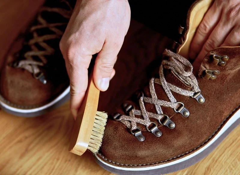 Szczotkowanie to podstawowa metoda czyszczenia zamszu