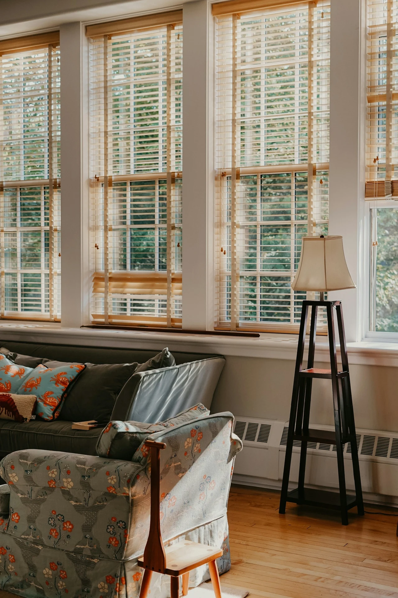 Drewniane żaluzje jako element wystroju salonu