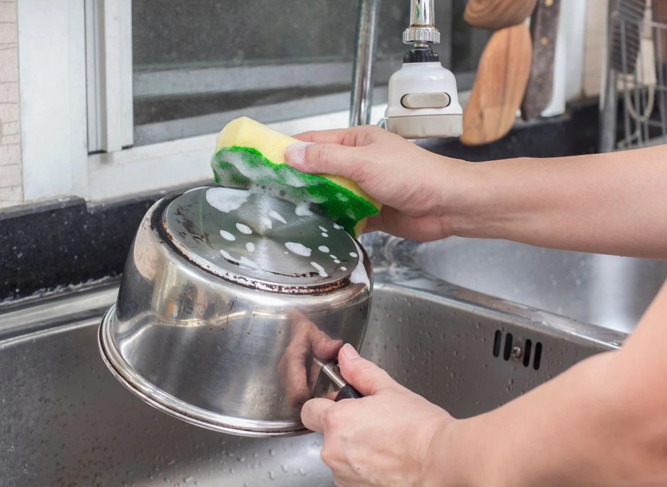 Czyszcząc garnek, zwróć uwagę, by nie uszkodzić jego powierzchni.