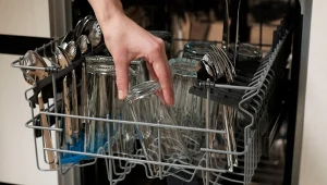 Szklanki, które myjemy w zmywarce, z czasem stają się matowe.