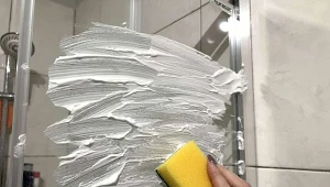 Nałóż na gąbkę i wyszoruj kabinę prysznicową. Kamień i zacieki znikną w kilka minut