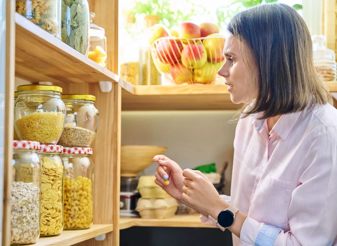 Molom w kuchni łatwiej zapobiegać, niż je tępić. Dlatego regularnie sprzątaj szafki i spiżarnię.