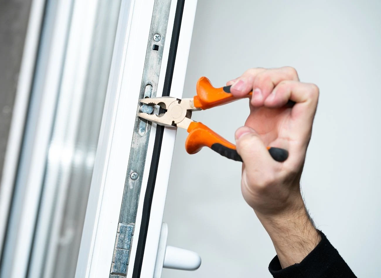 Regulacja okien przyczynia się do zmiany temperatury w mieszkaniu.