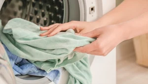 Jak zmiękczyć ubrania bez chemii? Mam na to kilka sprawdzonych sposobów, w dotyku są jak puszysty misiek.