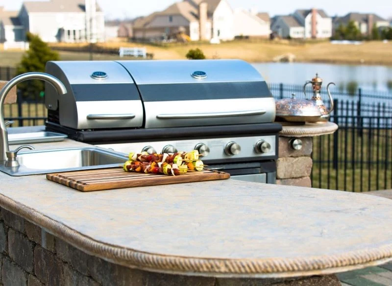 Zastąpienie w ogrodzie wolnostojącego grilla prawdziwą, luksusową kuchnią sprawi, że nawet wspólne gotowanie przeniesie się na świeże powietrze, gd...