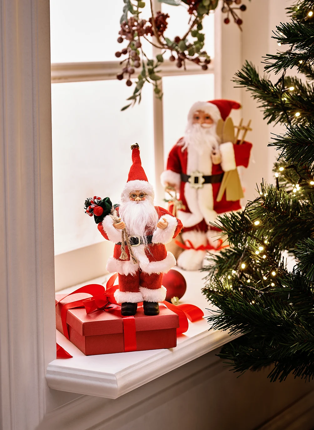 Dzięki figurce Mikołaja okno nabierze bajkowego charakteru