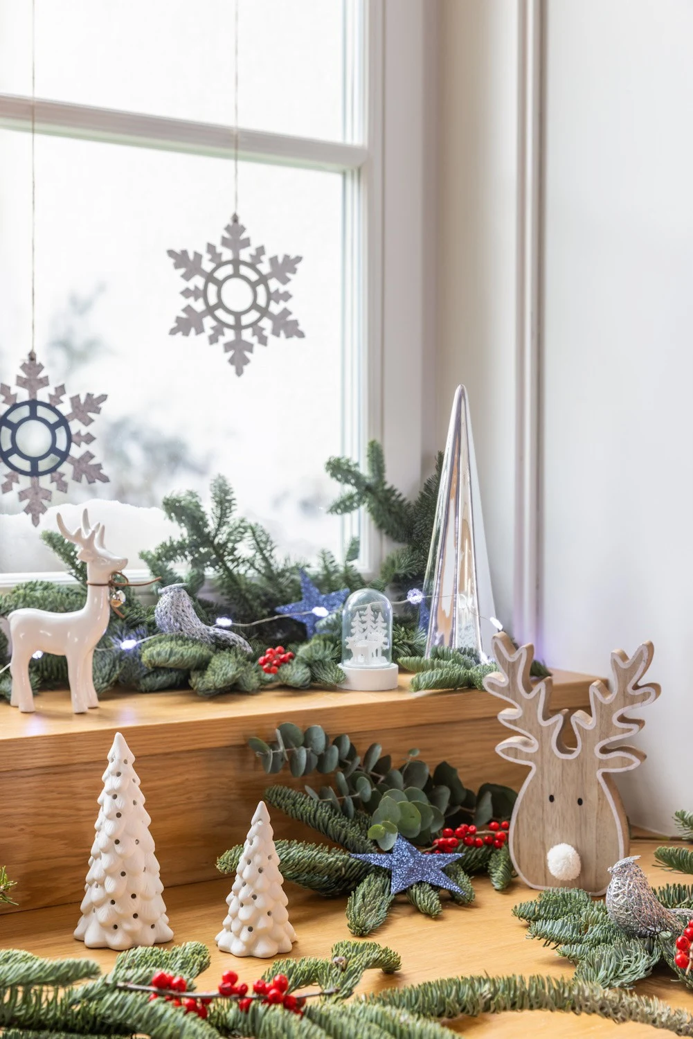 Śnieżynki można użyć jako elementy dekoracyjne na parapecie lub zawiesić na nitkach w oknie