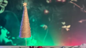 Choinka z papieru i sznurka jutowego. Prosty sposób na oryginalną ozdobę świąteczną