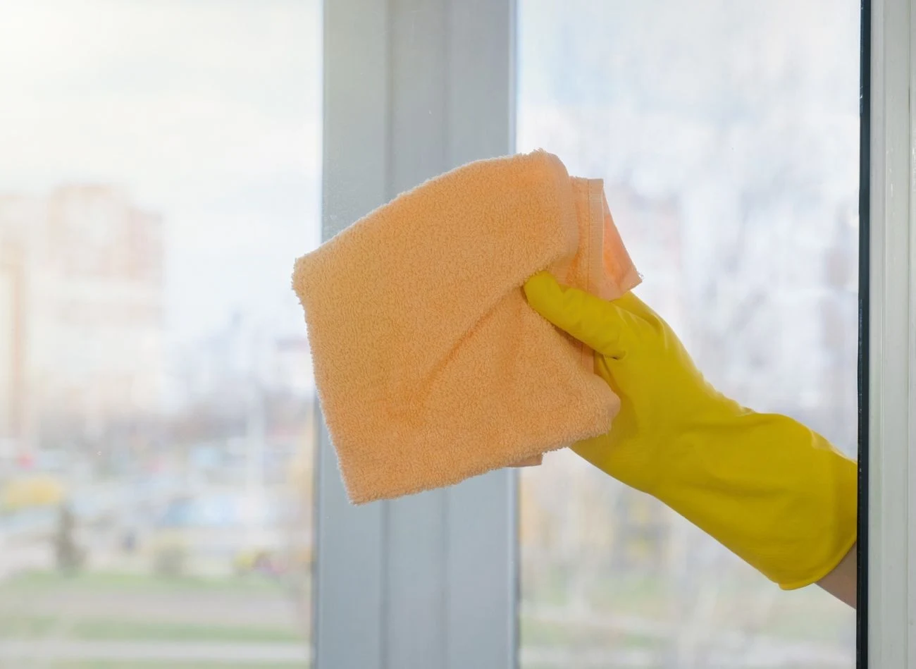 Ściereczka z mikrofibry idealnie nadaje się polerowania szyb po umyciu