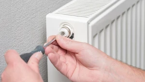 Jak rozpoznać zapowietrzony kaloryfer? Będzie chłodny, a przy tym zacznie wydawać dziwne dźwięki przy czym objawy te nie muszą występować jednocześnie.