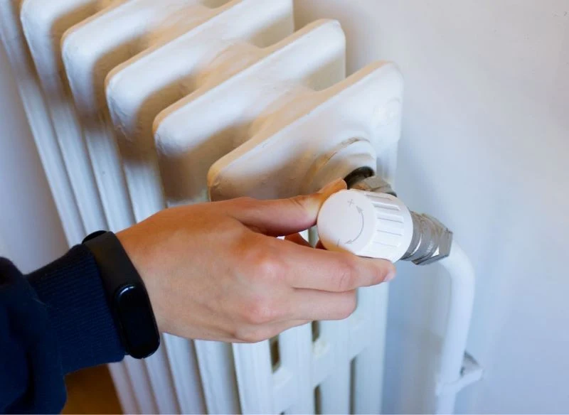 Zanim odpowietrzysz kaloryfer, zakręć termostat