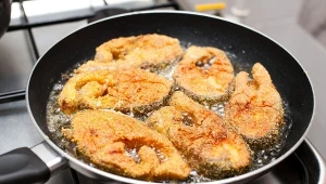 Zapach smażonych ryb potrafi długo utrzymywać się w mieszkaniu. Jak się go pozbyć?