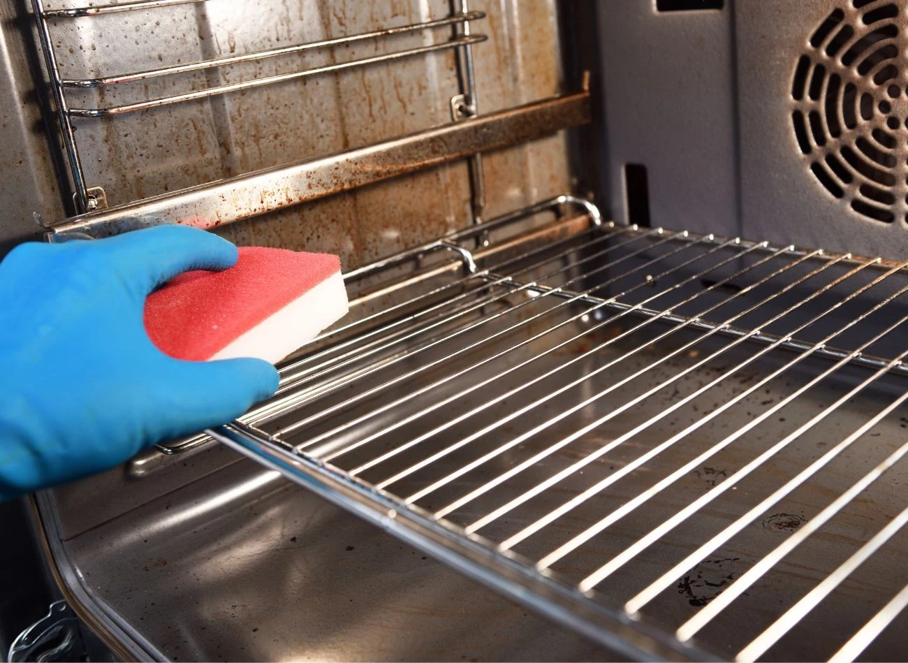 Po upieczeniu lub podgrzaniu ryb w piekaraniku urządzenie należy szybko wymyć, by usunąć nieprzyjemny zapach.