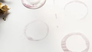 Jak usunąć plamy po winie, tłuszczu i sokach z obrusu? Wypróbuj domowe metody. Fot. Gary Tognoni/123RF.com