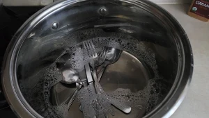 W jaki sposób usunąć rdzawe zacieki i przebarwienia ze sztućców?/Deccoria.pl