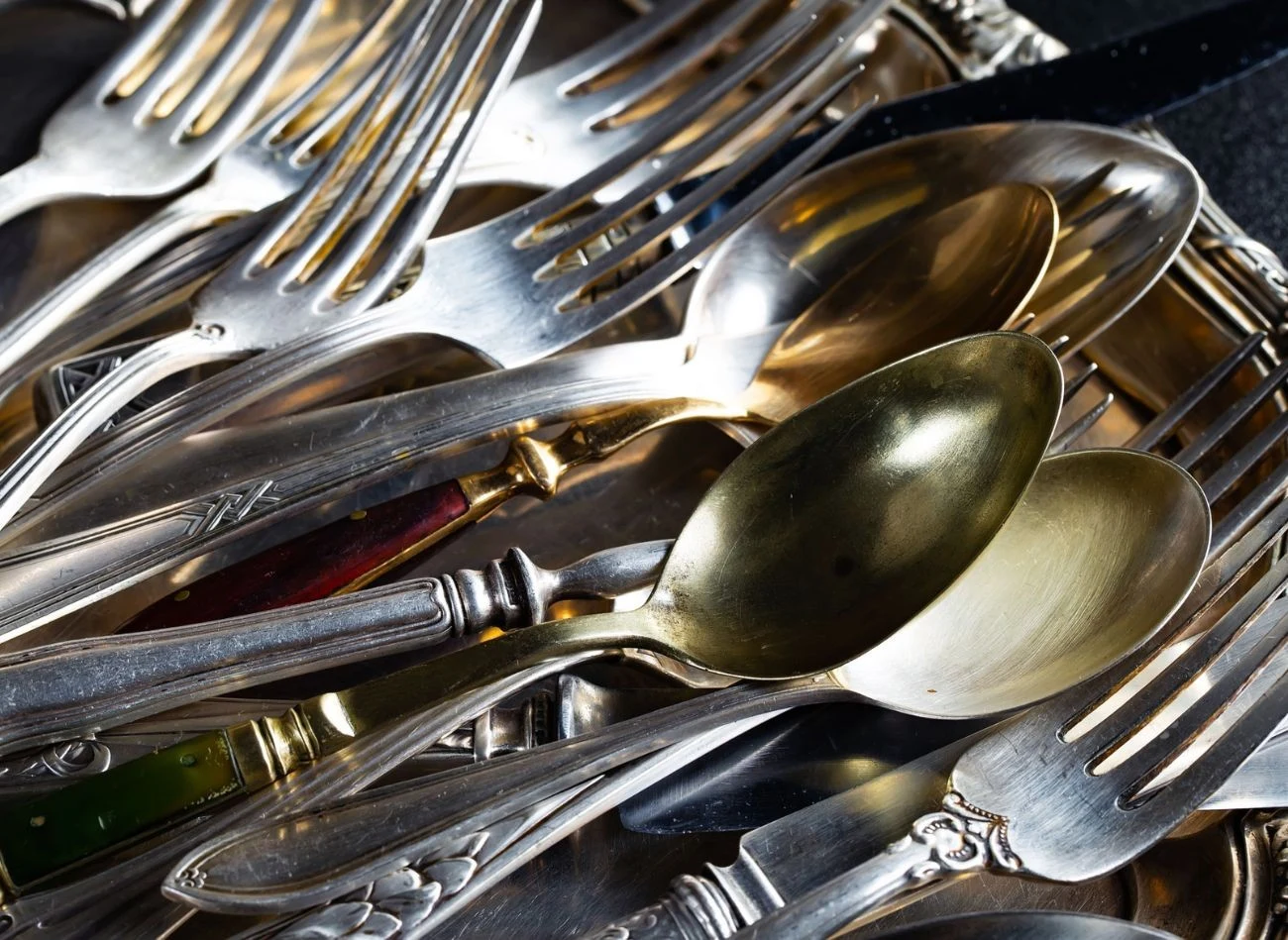 Rdza i ciemne plamy pojawiają się głównie na sztućcach wykonanych ze stali gorszej jakości.