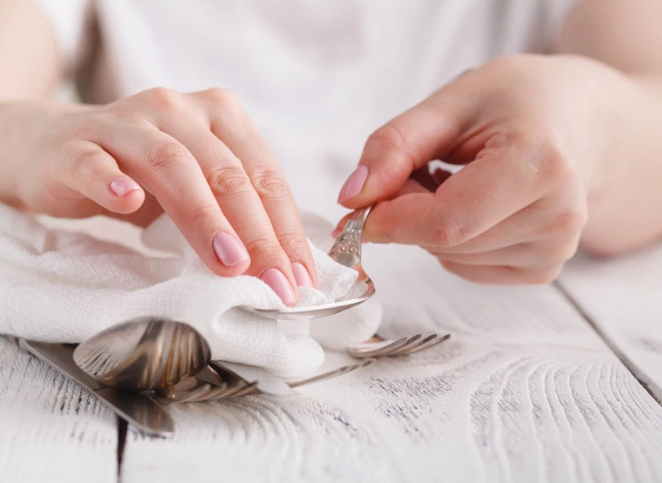 Po zastosowaniu domowych środku czyszczących trzeba wypolerować sztućce na sucho.