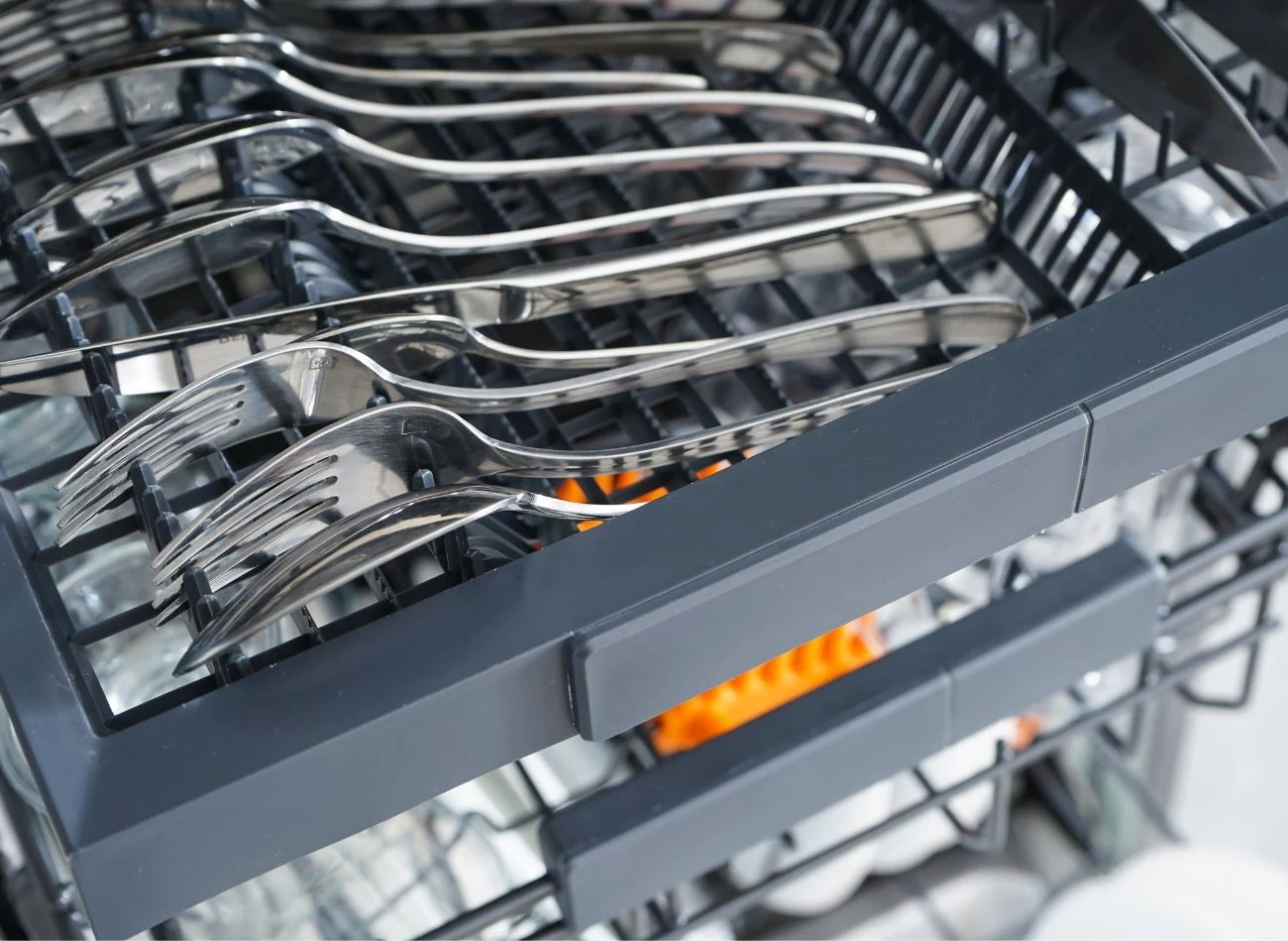 Po wyjęciu ze zmywarki na sztućcach często można zauważyć zacieki, a nawet rdzawe plamy.