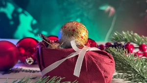 Zrób pojemnik na świąteczne słodycze. Uroczy but będzie ozdobą stołu