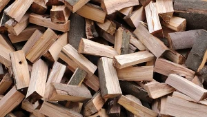 Czym najlepiej rozpalać w kominku? Jak rozpalić w kominku od dołu, a jak od góry?