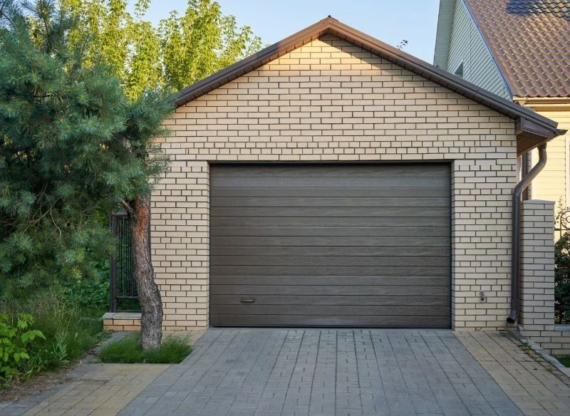 Istnieją pewne wyjątki, pozwalające na budowę garażu na granicy działki lub tuż obok