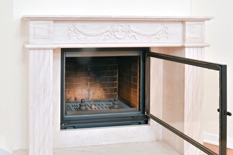 Zanim rozpalimy w kominku, dokładnie go wyczyśćmy z resztek popiołu i drewna