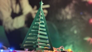 Choinka z papieru. Zrób sam nieszablonową ozdobę świąteczną na biurko