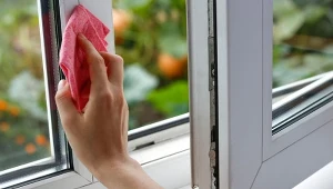 Dlaczego ramy okienne żółkną? Wpływają na to różne czynniki, na szczęście przebarwieniom da się zapobiec.