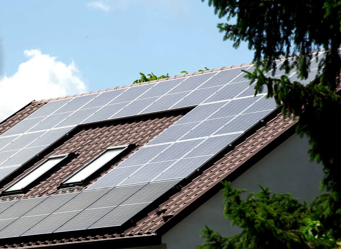 Efektywność paneli fotowoltaicznych jest w dużej mierze determinowana przez poziom nasłonecznienia.