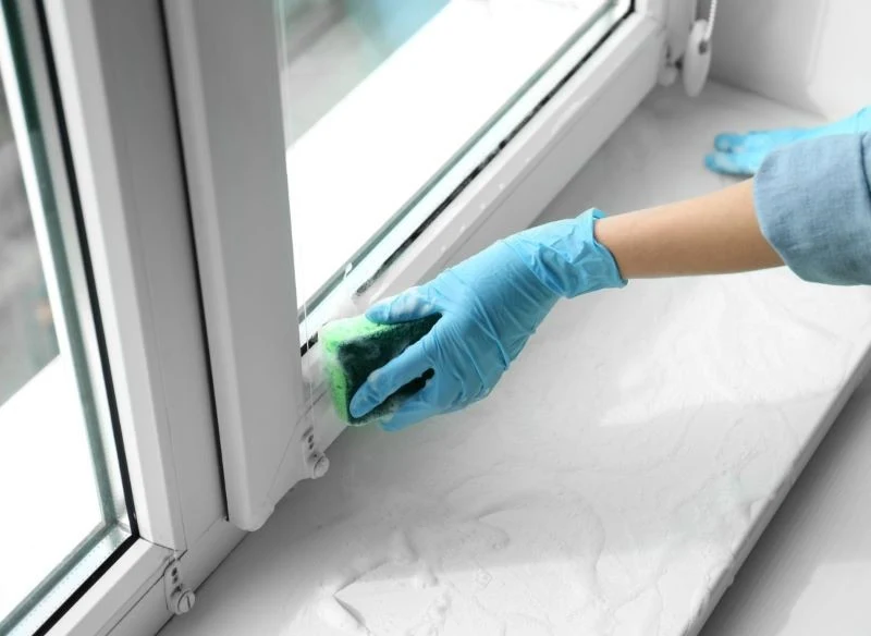 Zarówno pastę sodową do czyszczenia, jak i wodę utlenioną w kremie na ramy nakładam miękką gąbką i w rękawiczkach ochronnych