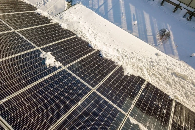 Nawet cienka warstwa śniegu obniża wydajność paneli o kilkadziesiąt procent. Dlatego tak ważne jet jego usuwanie.